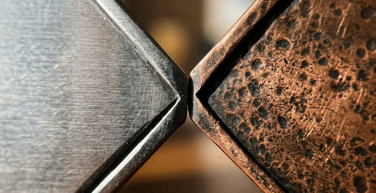 Vue macro de deux boucliers métalliques entrecroisés symbolisant les protections complémentaires RCMS et RC Pro